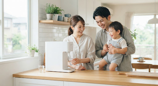 キッチンで水を使う親子の様子（イメージ・特定メーカーの製品ではありません）